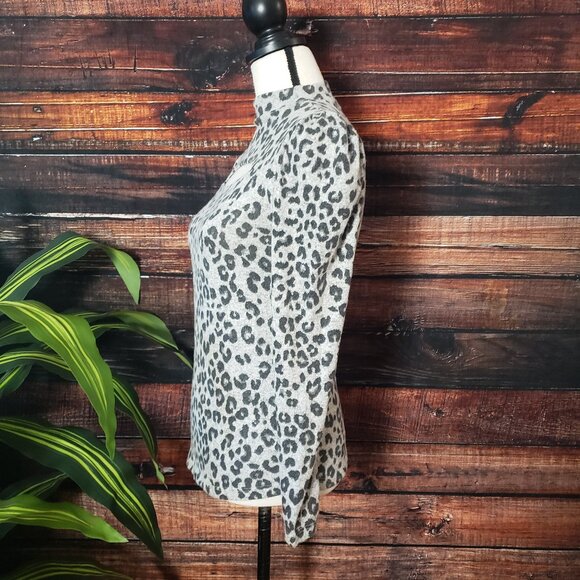 NWT No Frills LA Top M Soft Rayon Long Sleeve Cutout Leopard Gray - Picture 5 of 11